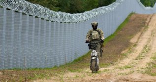Latvian special unit Border Guard officer patrols along the fence at the Latvia-Belarus border near Robeznieki, Latvia Aug. 8, 2023. (Reuters File Photo)