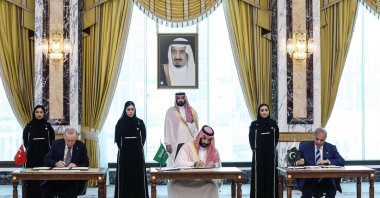 Saudi Arabia's Crown Prince Mohammed bin Salman (C) signs a joint defence agreement with Türkiye's President Recep Tayyip Erdogan (L) and Pakistan’s Prime Minister Shehbaz Sharif, Mecca, Saudi Arabia, Aug. 7, 2026. (AFP Photo)