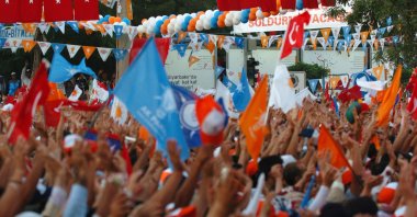 Turkish people wave flags of the ruling Justice and Development Party (AK Party), Diyarbakır, Türkiye, June 24, 2007. (Getty Images Photo)