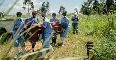 Members of a Congolese Red Cross team carry the coffin of a woman suspected of having died from Ebola virus disease during her safe burial at a cemetery, Bunia, DRC, June 7, 2026. (AFP Photo)