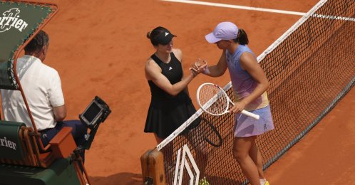 Winner Poland's Iga Swiatek (R) and Ukraine's Elina Svitolina shake hands after their quarterfinal match of the French Tennis Open at the Roland-Garros stadium, Paris, France, June 3, 2025. (AP Photo)