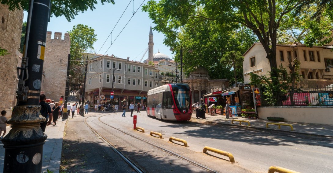 T1 tram rounds a bend along Alemdar Street, Istanbul, Türkiye, June 28, 2025. (Shutterstock Photo)
