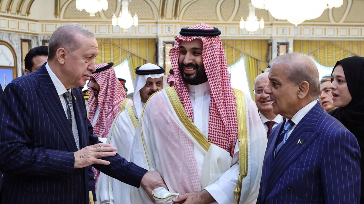 President Recep Tayyip Erdoğan, Saudi Arabia's Crown Prince Mohammed bin Salman (C) and Pakistan’s Prime Minister Shehbaz Sharif (R) chat in Mecca, Saudi Arabia, August 7, 2026. (AFP Photo) 
