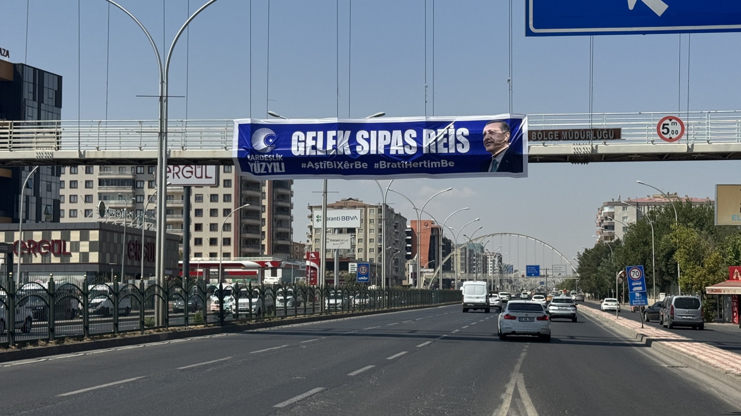 A banner reading "Thank You Very Much, Reis (Chief)," hung by AK Party members on an overpass to thank President Erdoğan for the terror-free Türkiye law, Diyarbakır, southeastern Türkiye, Aug. 11, 2026. (AA Photo)