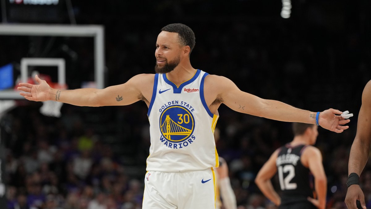 Golden State Warriors' Stephen Curry reacts during the second half of an NBA basketball play-in game against the Phoenix Suns, Phoenix, U.S., April 17, 2026. (AP Photo)