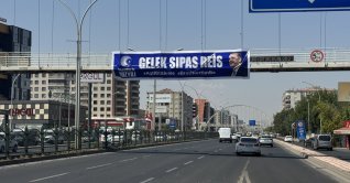 A banner reading "Thank You Very Much, Reis (Chief)," hung by AK Party members on an overpass to thank President Erdoğan for the terror-free Türkiye law, Diyarbakır, southeastern Türkiye, Aug. 11, 2026. (AA Photo)