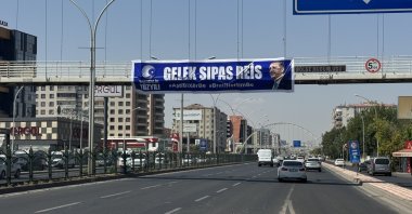 A banner reading "Thank You Very Much, Reis (Chief)," hung by AK Party members on an overpass to thank President Erdoğan for the terror-free Türkiye law, Diyarbakır, southeastern Türkiye, Aug. 11, 2026. (AA Photo)