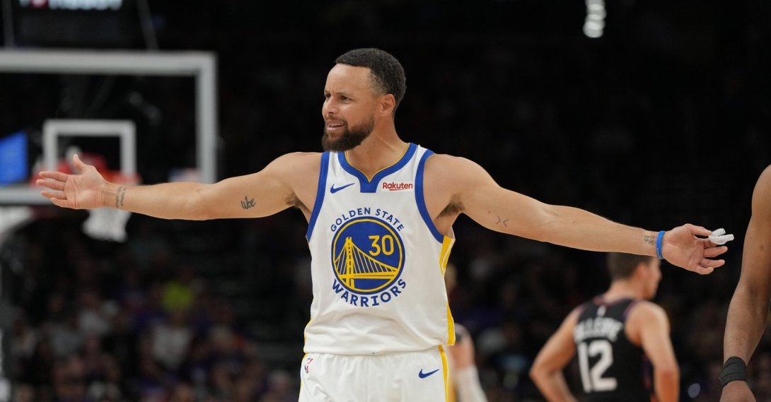 Golden State Warriors' Stephen Curry reacts during the second half of an NBA basketball play-in game against the Phoenix Suns, Phoenix, U.S., April 17, 2026. (AP Photo)