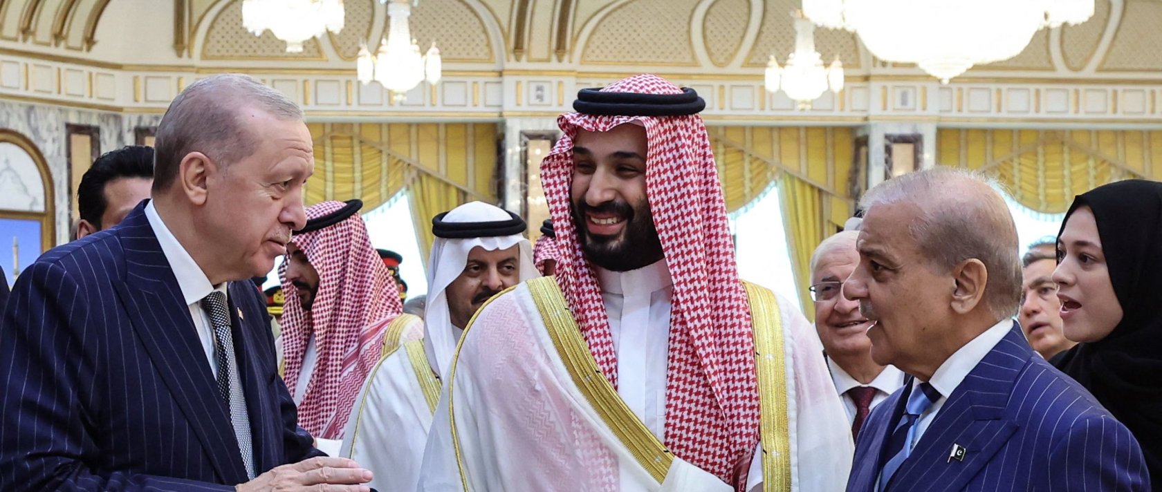 President Recep Tayyip Erdoğan, Saudi Arabia's Crown Prince Mohammed bin Salman (C) and Pakistan’s Prime Minister Shehbaz Sharif (R) chat in Mecca, Saudi Arabia, August 7, 2026. (AFP Photo) 