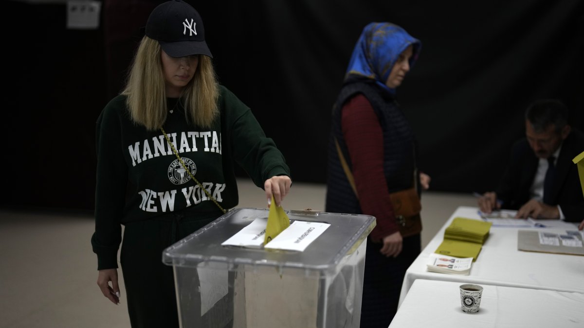 A woman casts her ballot at a polling station, Istanbul, Türkiye, May 28, 2023. (AP Photo)