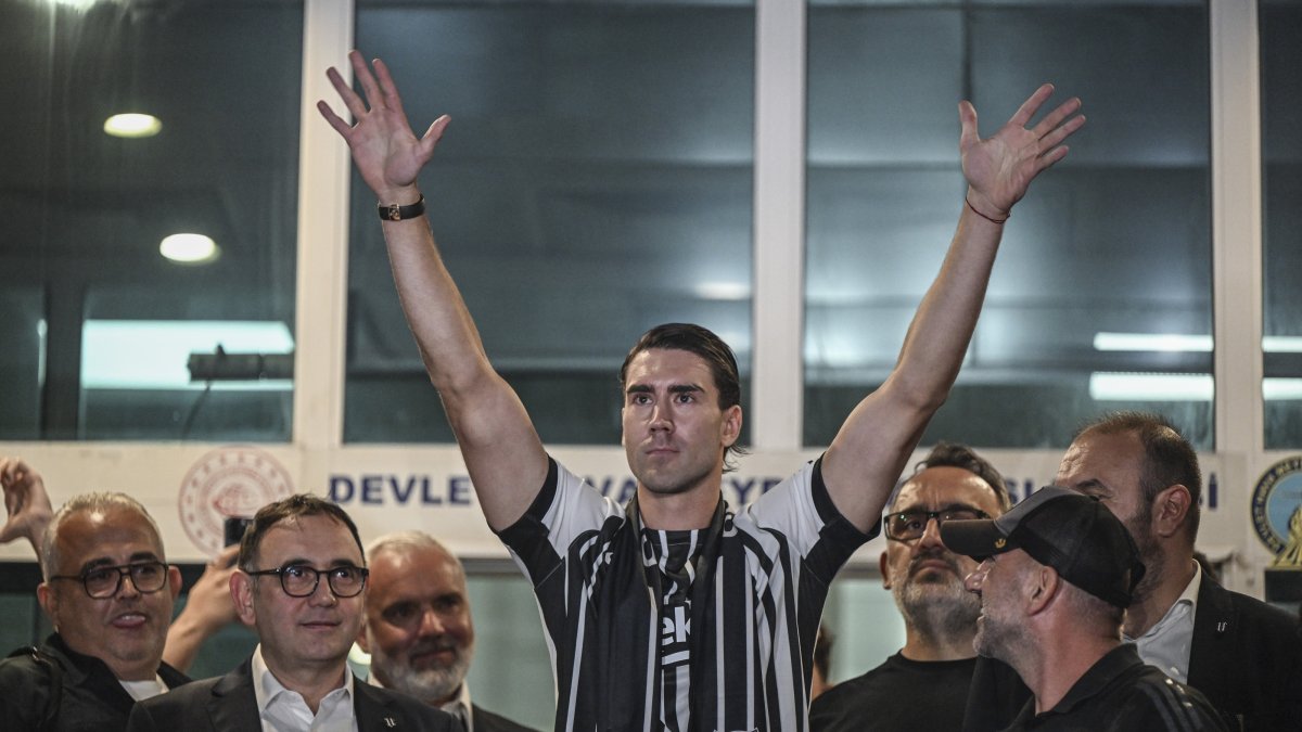 Dusan Vlahovic waves at Beşiktaş fans after arriving at Atatürk Airport’s General Aviation Terminal, Istanbul, Türkiye, Aug. 12, 2026. (AA Photo)