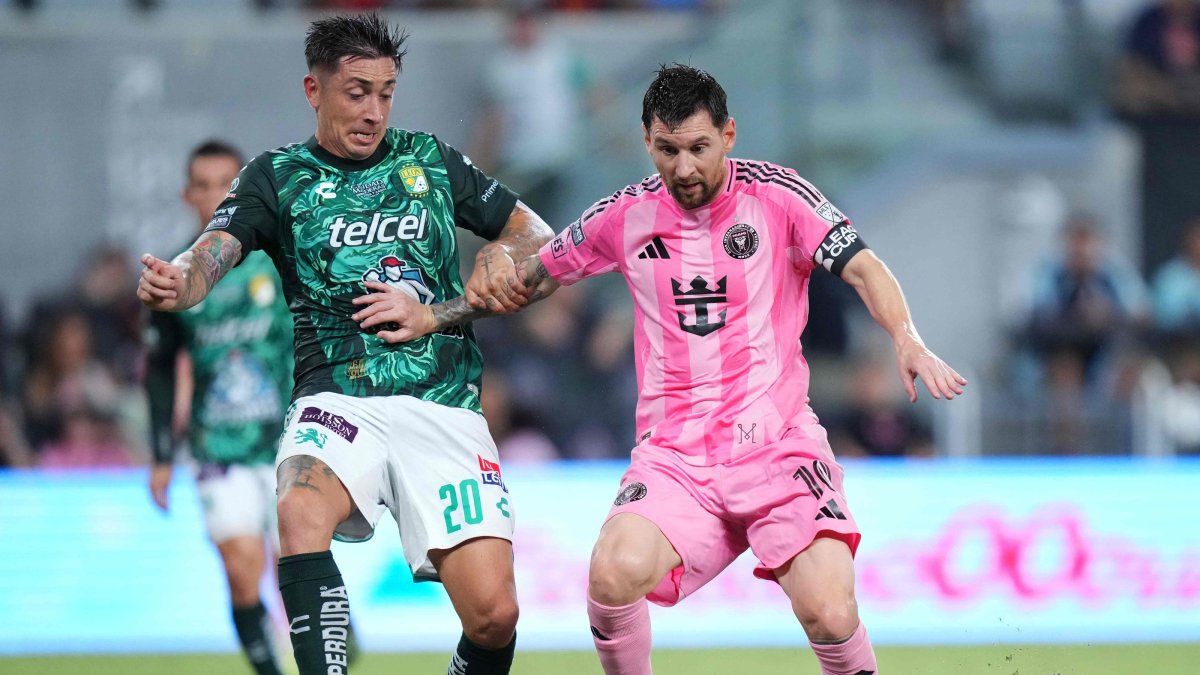 Inter Miami's Lionel Messi (R) is challenged by Leon's Rodrigo Echeverria during the Leagues Cup Phase One match at Nu Stadium, Miami, U.S., Aug. 12, 2026. (AFP Photo)