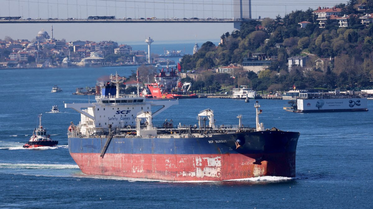 Crude oil tanker SCF Surgut transits the Bosporus, Istanbul, Türkiye, April 4, 2024. (Reuters Photo)