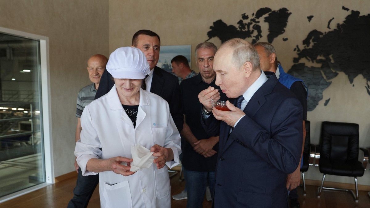 Russia's President Vladimir Putin tastes caviar during a visit to the Yasny fish processing factory on Iturup island, one of four islands in the contested chain known as the Kuril Islands in Russia and the Northern Territories in Japan, Aug. 13, 2026. (AFP Photo)