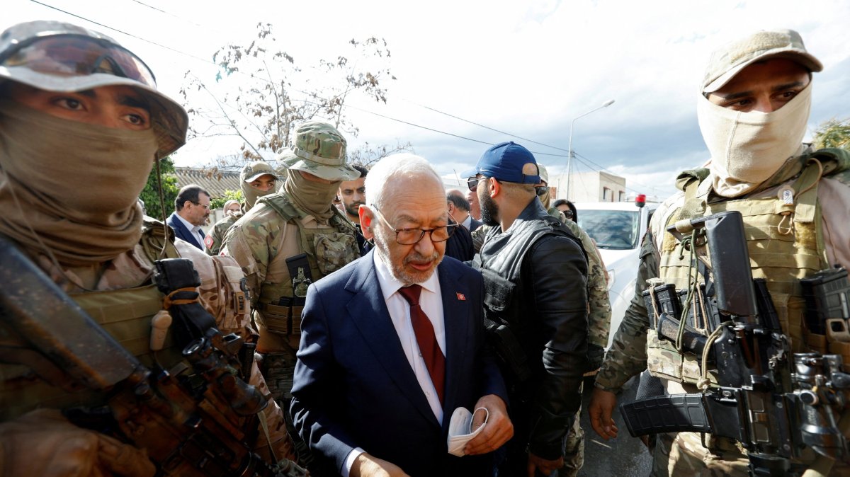 Tunisia's Rached Ghannouchi, head of the Ennahda party, is surrounded by presidential guard members, Tunis, Tunisia, April 1, 2022. (Reuters Photo)