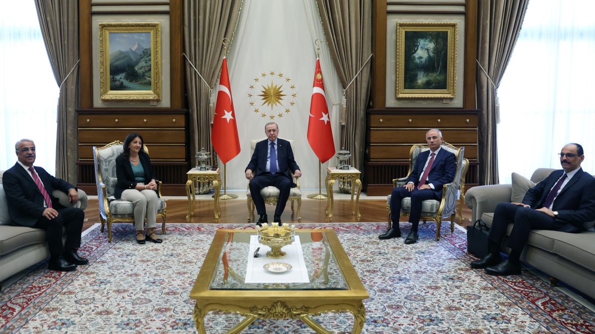 President Erdoğan meets DEM Party delegation, families of fallen soldiers