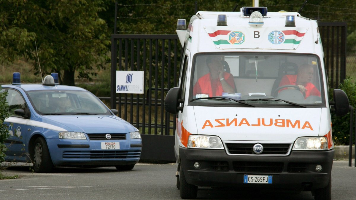 Italian police and an ambulance van leave the British-owned munitions factory Simmel Difesa in Colleferro, some 40 kilometers (25 miles) southeast of the Italian capital, Oct. 9, 2007. (AFP File Photo)