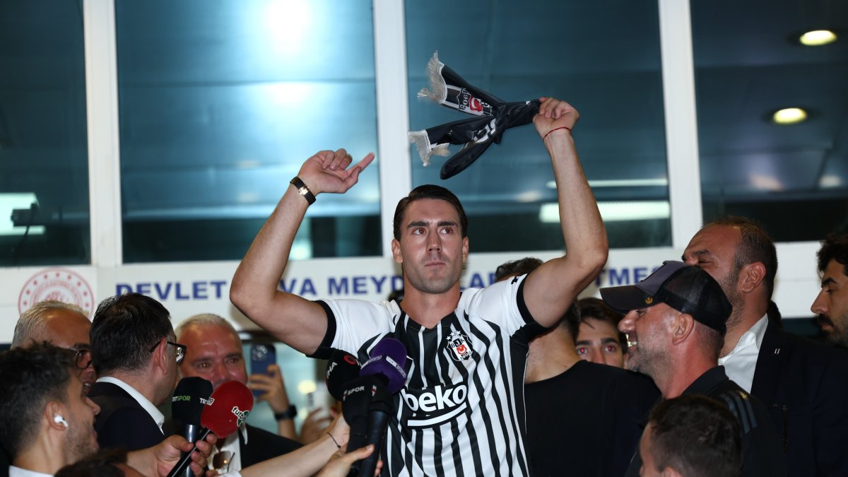 Dusan Vlahovic waves at Beşiktaş fans after arriving at Atatürk Airport’s General Aviation Terminal, Istanbul, Türkiye, Aug. 12, 2026. (IHA Photo)