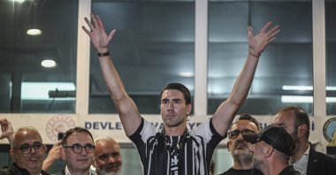 Dusan Vlahovic waves at Beşiktaş fans after arriving at Atatürk Airport’s General Aviation Terminal, Istanbul, Türkiye, Aug. 12, 2026. (AA Photo)