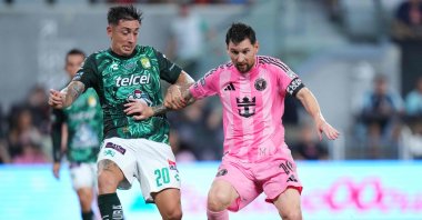 Inter Miami's Lionel Messi (R) is challenged by Leon's Rodrigo Echeverria during the Leagues Cup Phase One match at Nu Stadium, Miami, U.S., Aug. 12, 2026. (AFP Photo)