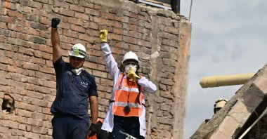 Rescuers call for silence as they search for survivors amid the rubble of a collapsed building after an earthquake in Pereira, Colombia, Aug. 12, 2026. (AFP Photo)