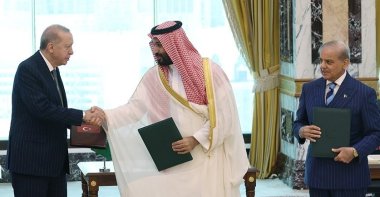 President Recep Tayyip Erdoğan, Saudi Crown Prince Mohammed bin Salman (C) and Pakistani Prime Minister Shahbaz Sharif (R) show the copies of the agreement, Mecca, Saudi Arabia, Aug. 7, 2026. (AA Photo)