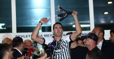 Dusan Vlahovic waves at Beşiktaş fans after arriving at Atatürk Airport’s General Aviation Terminal, Istanbul, Türkiye, Aug. 12, 2026. (IHA Photo)