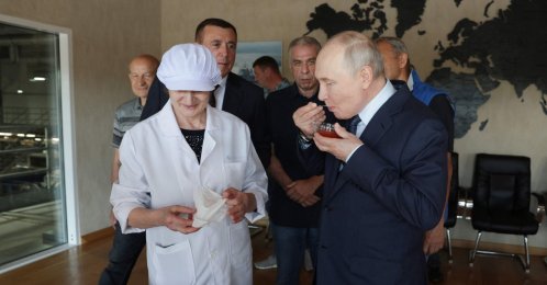 Russia's President Vladimir Putin tastes caviar during a visit to the Yasny fish processing factory on Iturup island, one of four islands in the contested chain known as the Kuril Islands in Russia and the Northern Territories in Japan, Aug. 13, 2026. (AFP Photo)