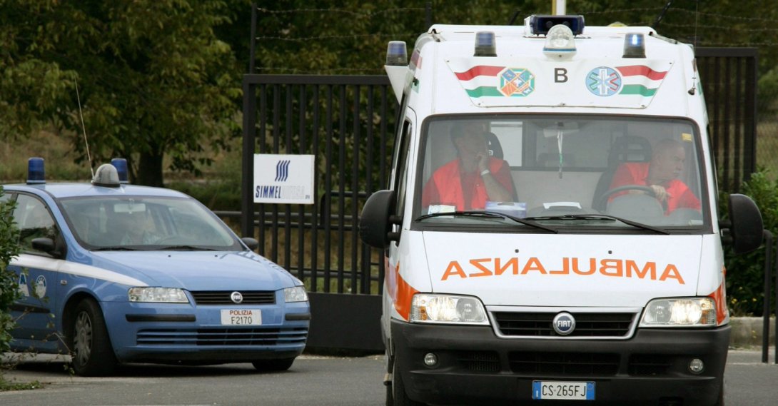 Italian police and an ambulance van leave the British-owned munitions factory Simmel Difesa in Colleferro, some 40 kilometers (25 miles) southeast of the Italian capital, Oct. 9, 2007. (AFP File Photo)