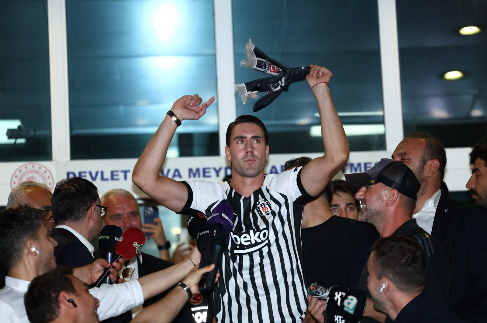 Beşiktaş sign Juventus forward Vlahovic on 3-year deal | Daily Sabah