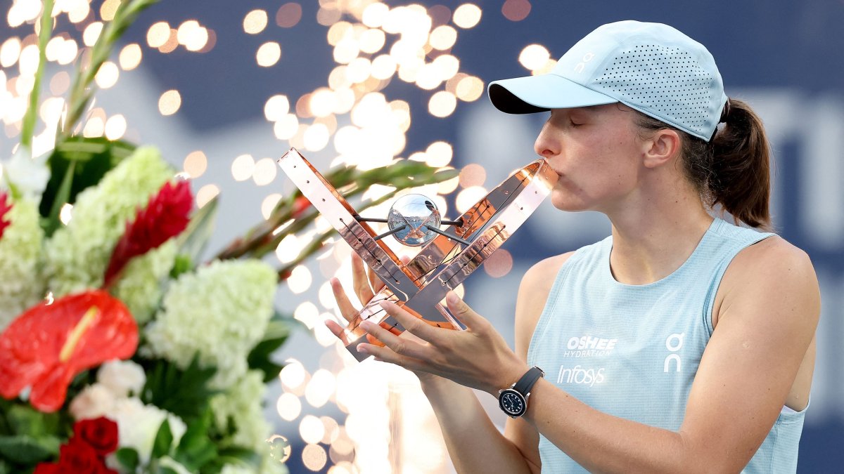 Poland's Iga Swiatek poses with the trophy after defeating Kazakhstan's Elena Rybakina during the Final on day twelve of the National Bank Open Presented by Rogers at Sobeys Stadium, Toronto, U.S., Aug. 13, 2026. (AFP Photo)