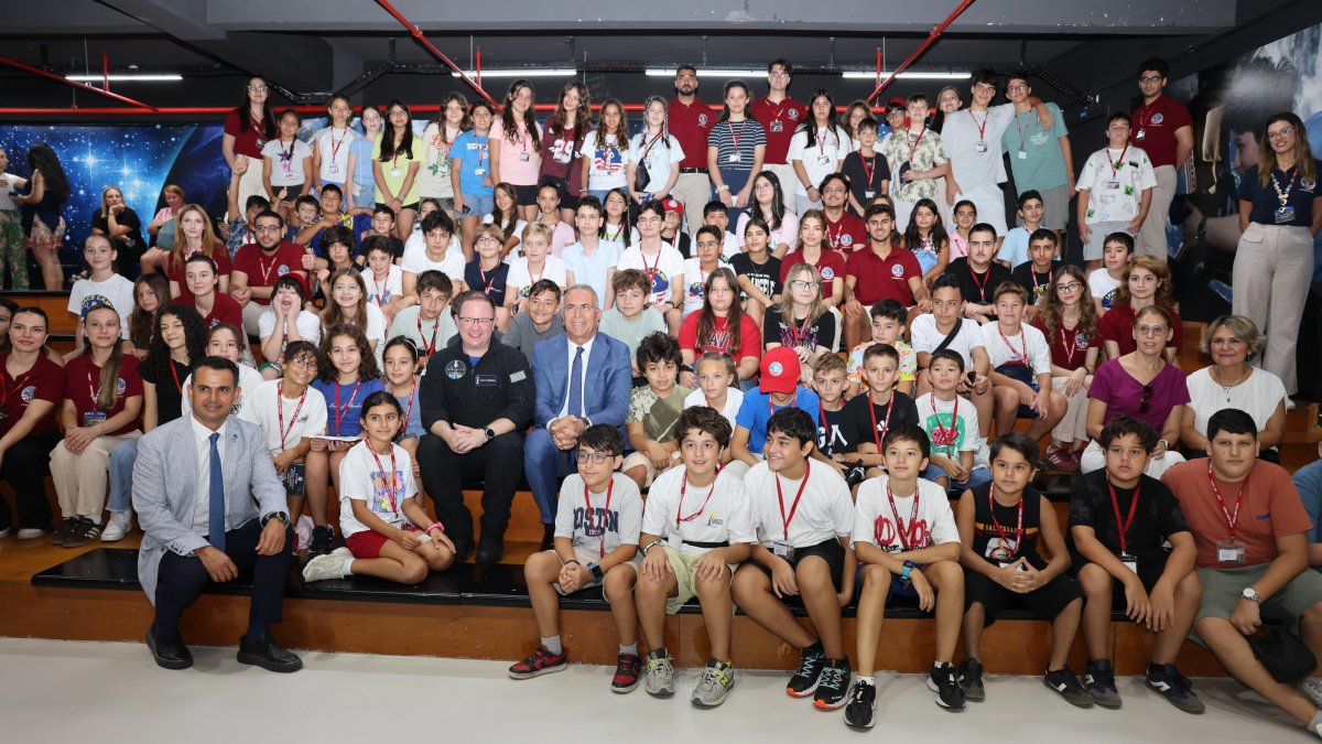 Students pose with SpaceX’s Inspiration4 crew member Chris Sembroski in Izmir, western Türkiye, Aug. 14, 2026. (AA Photo)