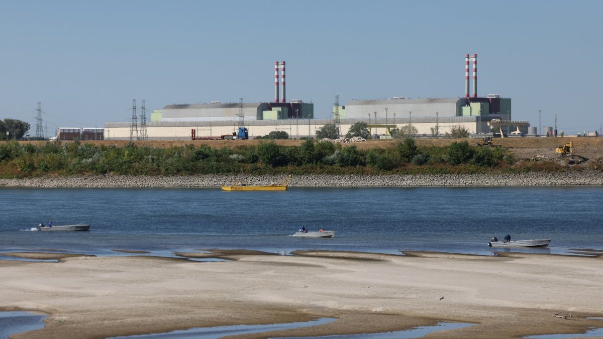 Members of the Water Management Authority prepare the construction of a riverbed sill to raise the Danube's water level near the Paks Nuclear Power Plant, Dunaszentbenedek, Hungary, Aug. 13, 2026. (Reuters Photo)