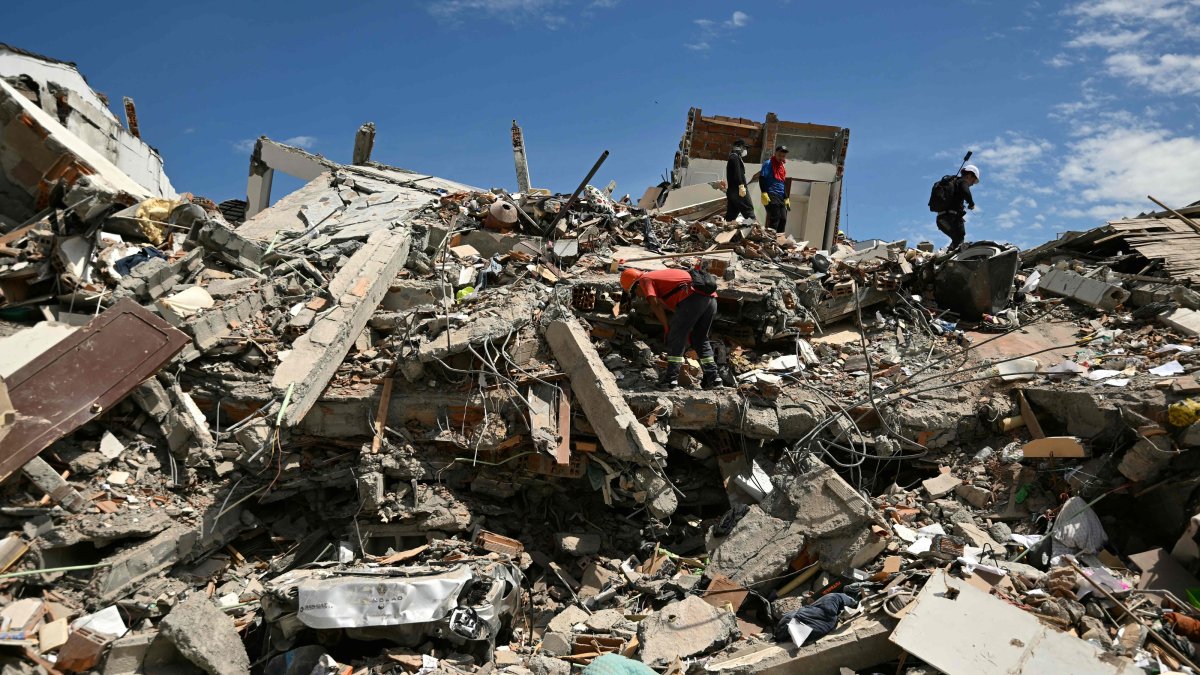 Rescuers and people search for survivors amid the rubble of a collapsed building three days after a 7.4 earthquake, Pereira, Colombia, Aug. 13, 2026. (AFP Photo)