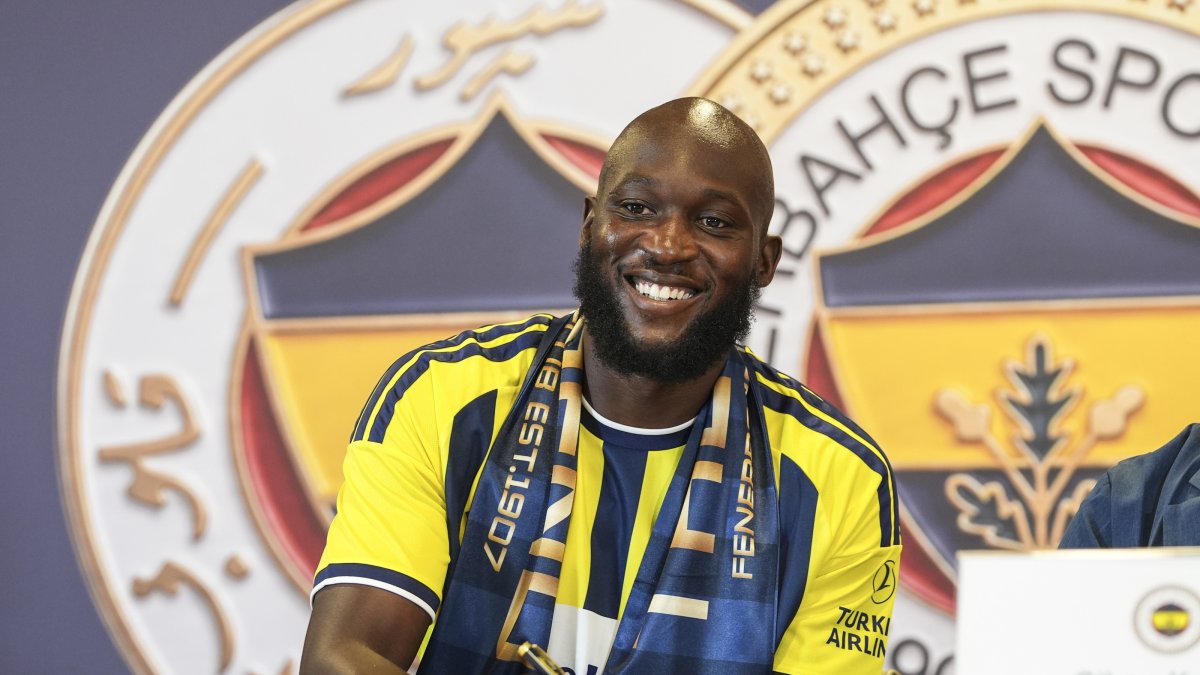 Fenerbahçe's new signing Romelu Lukaku poses for a photo during his unveiling at Chobani Stadium, Istanbul, Türkiye, Aug. 14, 2026. (AA Photo)