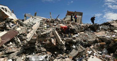 Rescuers and people search for survivors amid the rubble of a collapsed building three days after a 7.4 earthquake, Pereira, Colombia, Aug. 13, 2026. (AFP Photo)