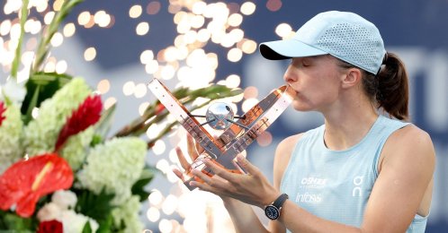 Poland's Iga Swiatek poses with the trophy after defeating Kazakhstan's Elena Rybakina during the Final on day twelve of the National Bank Open Presented by Rogers at Sobeys Stadium, Toronto, U.S., Aug. 13, 2026. (AFP Photo)