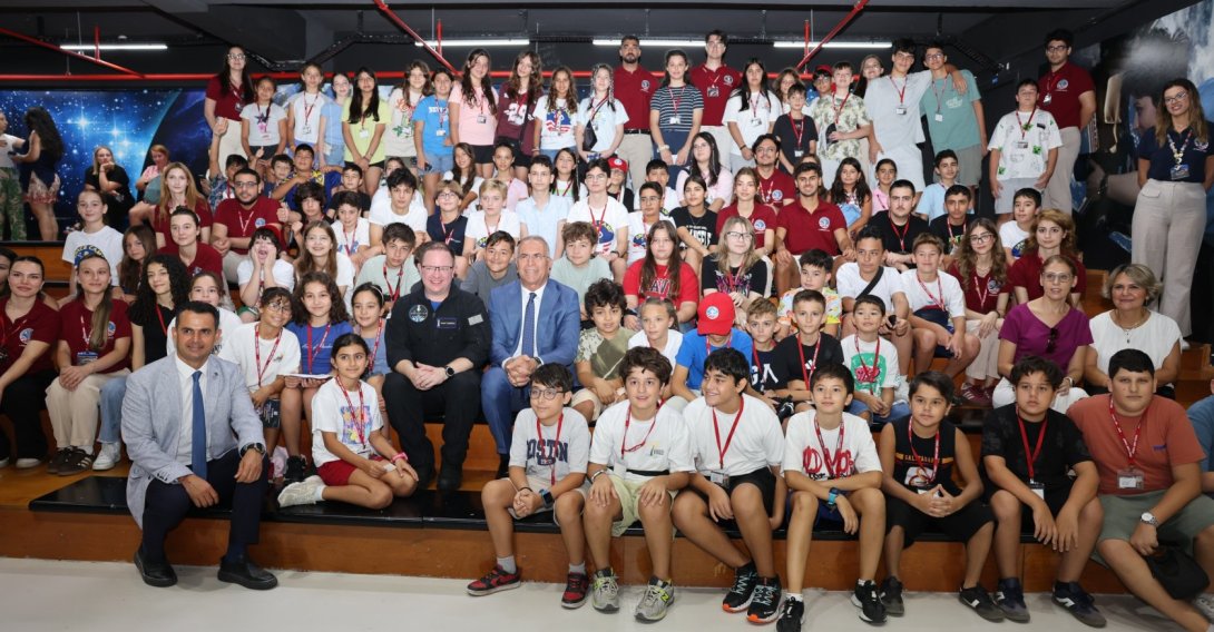 Students pose with SpaceX’s Inspiration4 crew member Chris Sembroski in Izmir, western Türkiye, Aug. 14, 2026. (AA Photo)