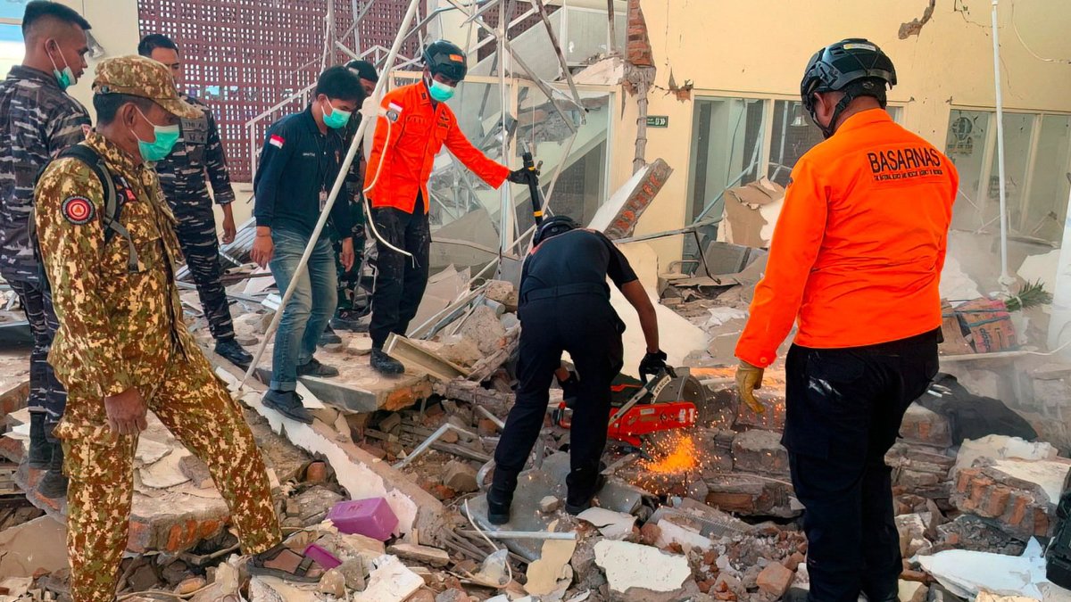 Rescuers work amid the rubble of a damaged building after an earthquake in Maumere, East Nusa Tenggara, Indonesia, Aug. 15, 2026. (AFP Photo)