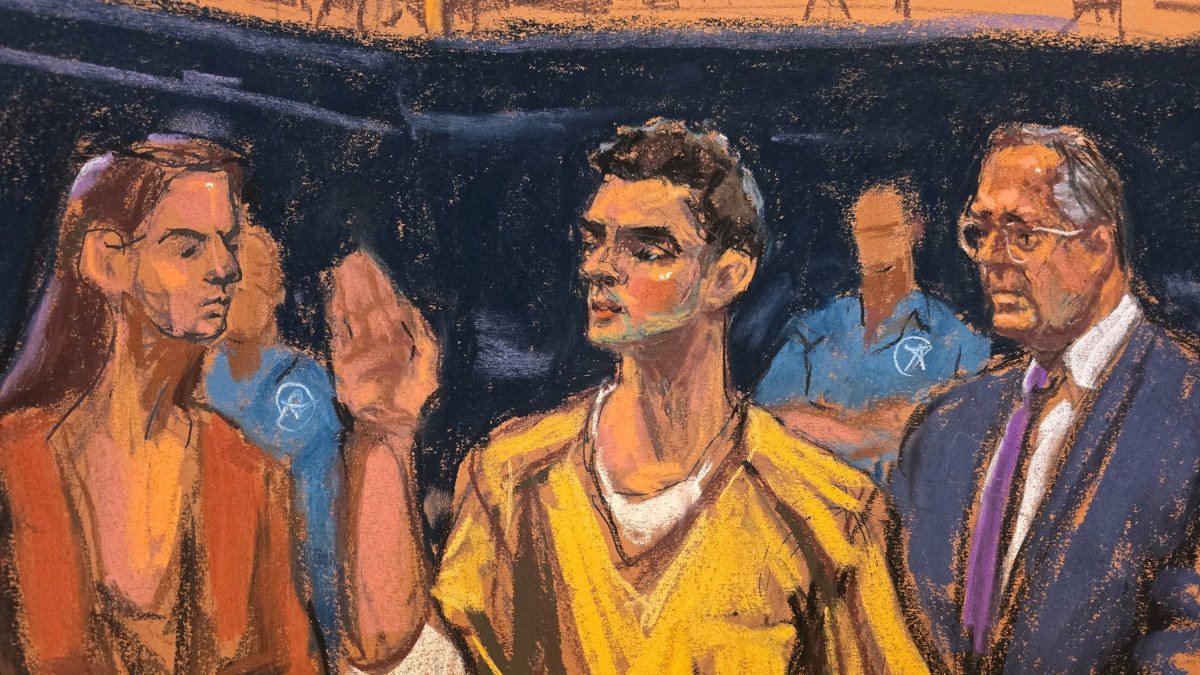 This court sketch shows Luigi Mangione standing between defense lawyers Karen Friedman Agnifilo and Marc Agnifilo as he is sworn in for a hearing in his federal murder trial at Manhattan Criminal Court, New York City, U.S., Aug. 14, 2026. (Reuters Photo)