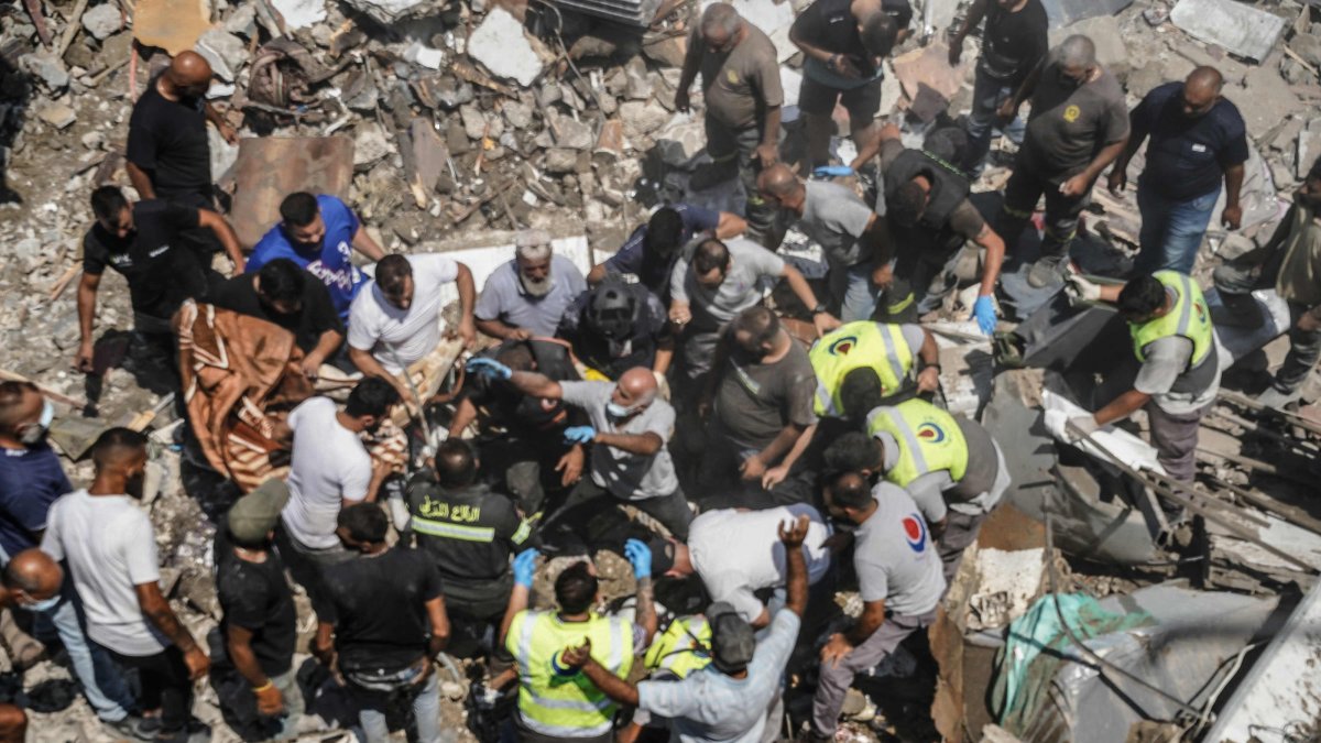 First aid responders and residents gather as they search the site of an Israeli airstrike, Deir al-Zahrani, Lebanon, Aug. 15, 2026. (AFP Photo)
