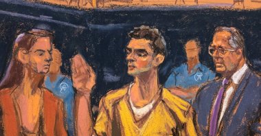 This court sketch shows Luigi Mangione standing between defense lawyers Karen Friedman Agnifilo and Marc Agnifilo as he is sworn in for a hearing in his federal murder trial at Manhattan Criminal Court, New York City, U.S., Aug. 14, 2026. (Reuters Photo)