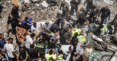 First aid responders and residents gather as they search the site of an Israeli airstrike, Deir al-Zahrani, Lebanon, Aug. 15, 2026. (AFP Photo)