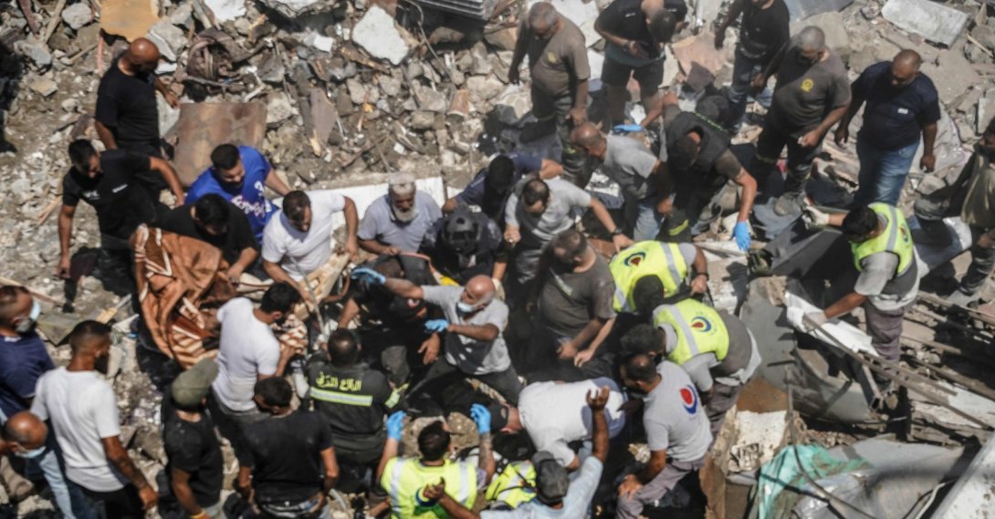First aid responders and residents gather as they search the site of an Israeli airstrike, Deir al-Zahrani, Lebanon, Aug. 15, 2026. (AFP Photo)