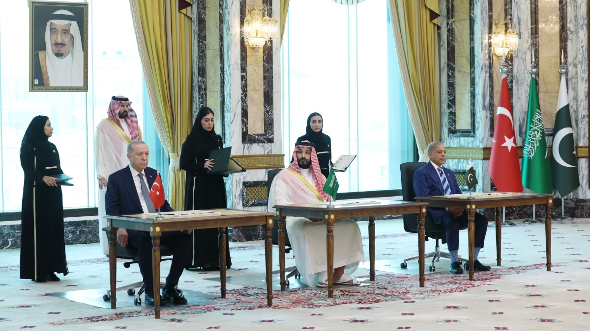 President Recep Tayyip Erdogan (L) is waiting to sign the joint defense agreement with Saudi Arabia's Crown Prince Mohammed bin Salman (C) and Pakistani Prime Minister Shahbaz Sharif, Mecca, Saudi Arabia, Aug. 7, 2026. (AA Photo)