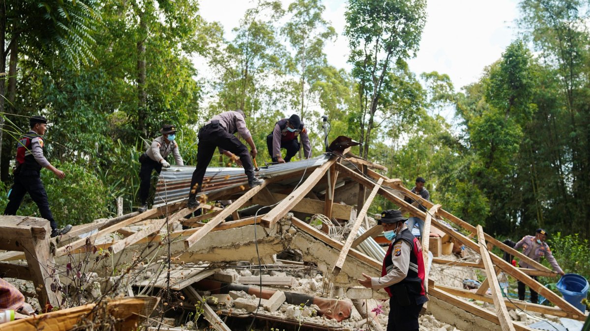 Police officers inspect a heavily damaged house after an earthquake, East Nusa Tenggara province, Indonesia, Aug. 16, 2026. (Reuters Photo)