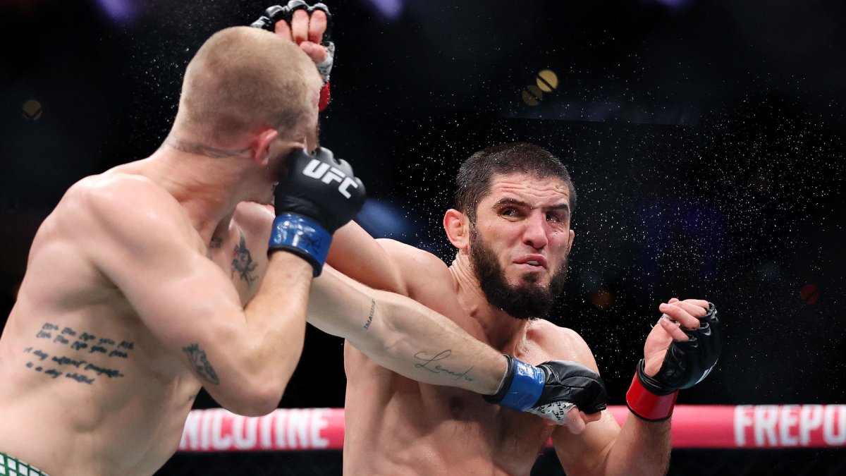 Ireland's Ian Machado Garry and Russia's Islam Makhachev fight in the welterweight title bout during UFC 330, in Philadelphia, Pennsylvania, U.S., Aug. 15, 2026. (AFP Photo)