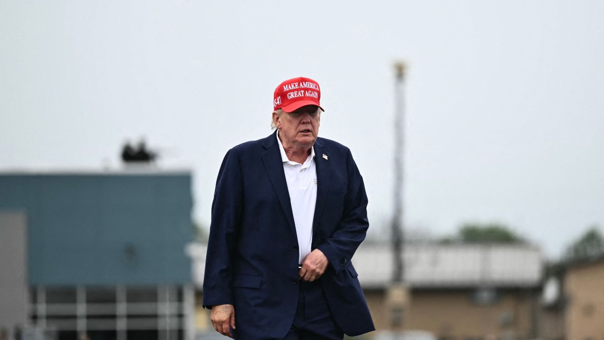 U.S. President Donald Trump walks to board Air Force One at Morristown Municipal Airport in Morristown, New Jersey, Aug. 16, 2026. (AFP Photo)