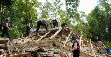 Police officers inspect a heavily damaged house after an earthquake, East Nusa Tenggara province, Indonesia, Aug. 16, 2026. (Reuters Photo)