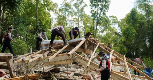 Police officers inspect a heavily damaged house after an earthquake, East Nusa Tenggara province, Indonesia, Aug. 16, 2026. (Reuters Photo)